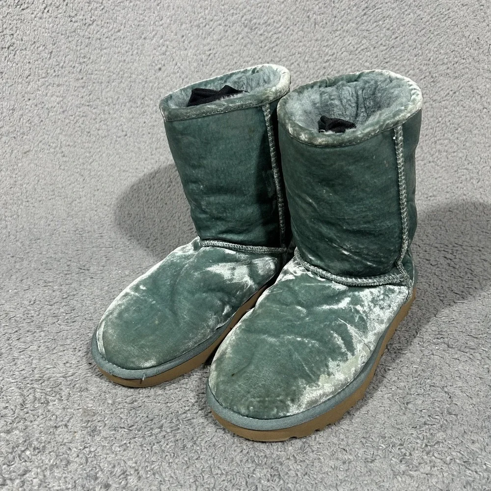 UGG Womens Classic Short II Green Suede Pull-On Snow Boots Size 5